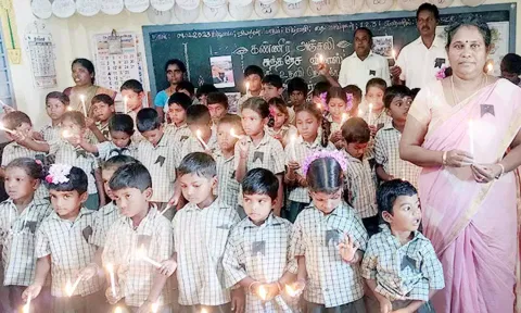 பள்ளியில் குழந்தைகள் மெழுகுவர்த்தி ஏந்தி அஞ்சலி செலுத்தினர்.
