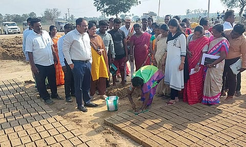 கொத்தடிமையில் இருந்து மீண்டு வந்தவர்களுக்கு புதுவாழ்வு- செங்கல் சூளை நடத்துகிறார்கள்
