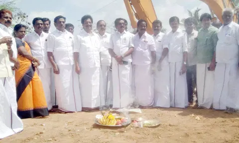 உயர்மட்ட பாலம் கட்டும் பணிக்கு பூமிபூஜை போடப்பட்டது.