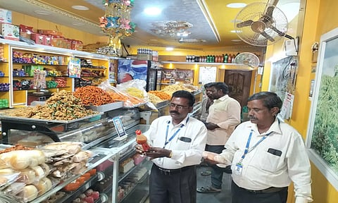 கடையில் அதிகாரிகள் சோதனை நடத்திய காட்சி.&nbsp;