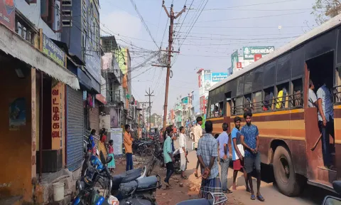 ஆக்கிரமிப்புகள் அகற்றிய உடன்  சாலை நடுவில் மின்கம்பங்கள் உள்ளது.&nbsp;