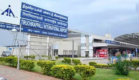 துபாயில் இருந்து திருச்சிக்கு விமானத்தில் கடத்தி வந்த ரூ.52 லட்சம் தங்கம்-செல்போன்கள் பறிமுதல்