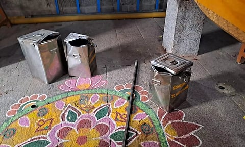 கொள்ளையர்களால் உடைக்கப்பட்ட உண்டியல்களை படத்தில் காணலாம்.