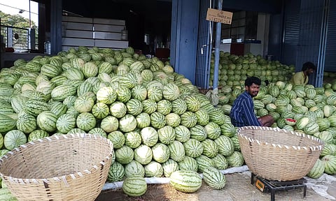 கோயம்பேடு மார்க்கெட்டில் தர்பூசணி பழங்கள் குவிந்தன- கிலோ 10 ரூபாய்க்கு விற்பனை