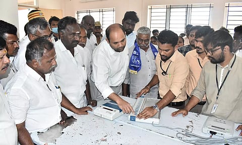 ஈரோடு கிழக்கு தொகுதி ஓட்டுப்பதிவுக்கு 5 மின்னணு வாக்குப்பதிவு எந்திரங்கள்