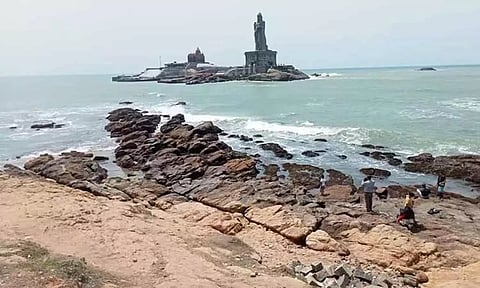 காதலர் தினம் எதிரொலி- கன்னியாகுமரி கடற்கரையில் பரிசு பொருட்களை தேடும் காதல் ஜோடிகள்