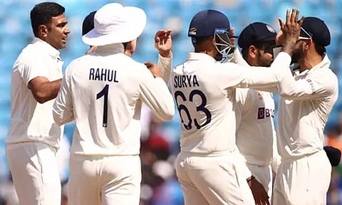 ஆஸ்திரேலியாவுக்கு எதிரான முதல் டெஸ்ட் போட்டி- இந்தியா 400 ரன்கள் குவித்து ஆல் அவுட்