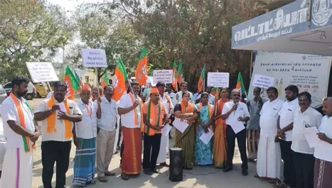 பரமத்திவேலூர் தாசில்தார் அலுவலகம் முன்பு பா.ஜ.க.வினர் கண்டன ஆர்ப்பாட்டத்தில் ஈடுபட்ட காட்சி.