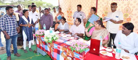 சிவகங்கை யூனியன் ஒக்கூர் ஊராட்சியில் கட்டப்பட்டு வரும் இலங்கை அகதிகளுக்கான வீடுகளின் கட்டுமான பணிகளை மாற்றுத்திறனாளிகள் நல ஆணையர் ஜெசிந்தா லாசரஸ் பார்வையிட்டு அவர்களது குறைகளை கேட்டறிந்தார். அருகில் கலெக்டர் மதுசூதன்ரெட்டி உள்ளார்.