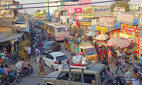 திட்டக்குடியில் போக்குவரத்து நெரிசலில் சிக்கிய வாகனங்களை படத்தில் காணலாம்.