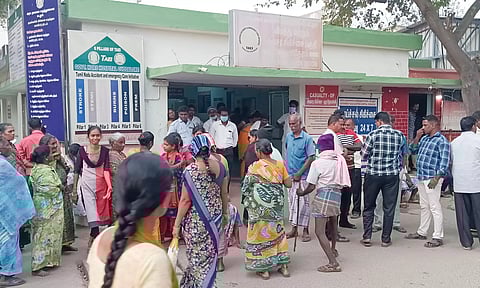 கடலூர் அரசு மருத்துவமனையில் உறவினர்கள் முற்றுகையிட்ட காட்சி.