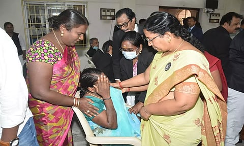 மக்கள் நீதிமன்றத்தில் மயங்கி விழுந்த பெண்ணுக்கு முதலுதவி சிகிச்சை அளிக்கப்பட்டது.&nbsp;