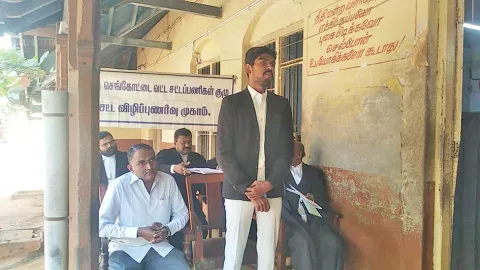 செங்கோட்டையில் தேசிய மக்கள் நீதிமன்ற சட்டவிழிப்புணா்வு முகாம் நடைபெற்ற போது எடுத்தபடம்.