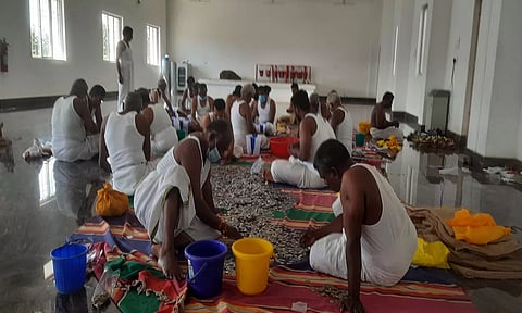 உண்டியல் எண் ணும் பணியில் திருமலை திருப்பதி தேவஸ்தான ஊழியர்கள் ஈடுபட்டுள்ள காட்சி&nbsp;