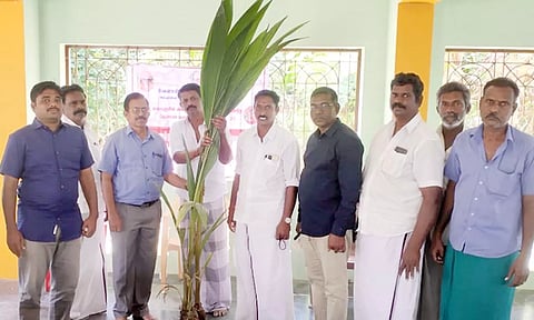 விவசாயிகளுக்கு தென்னங்கன்றுகள் வழங்கப்பட்டது.