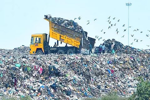 தருமபுரி நகராட்சியில் இருந்து  லாரிகள் மூலம், 16 டன் மக்காத குப்பை அனுப்பி வைப்பு