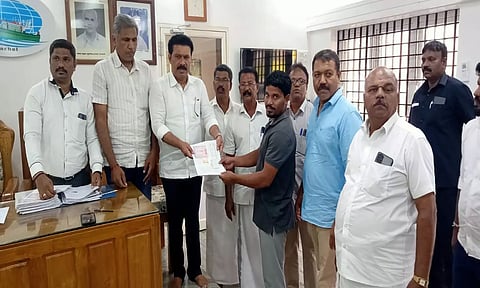 மீனவருக்கு இழப்பீடு வழங்கப்பட்டபோது எடுத்தபடம்.
