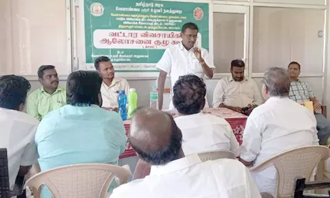கூட்டத்தில் வட்டார விவசாய ஆலோசனை குழு தலைவர் மனோகரன் பேசினார்.