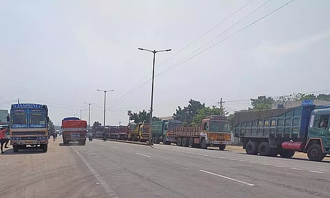 தூத்துக்குடி- திருச்செந்தூர் சாலையில் நிறுத்தப்பட்டுள்ள லாரிகள்.