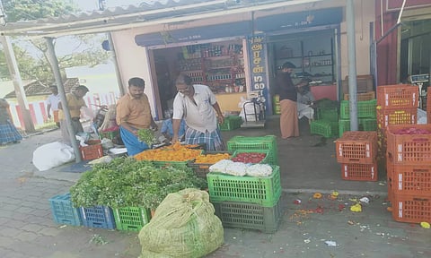 பூக்கள் விற்பனை நடைபெறுவதை படத்தில் காணலாம்&nbsp;