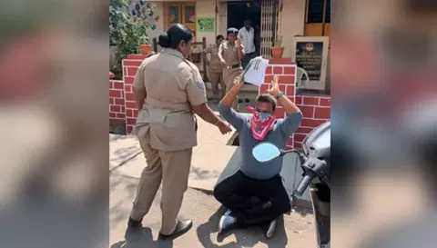 வாலிபர் மீது  நடவடிக்கை எடுக்கக்கோரி தந்தை போலீஸ் நிலையம் முன்பு தர்ணா