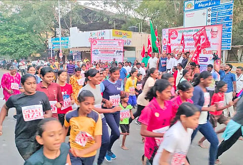 மாரத்தான் போட்டியில் பங்கேற்று ஓடிய சிறுவர்-சிறுமிகள்.