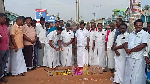 கந்தர்வகோட்டை பேருந்து நிலையத்தில் தரைத்தளத்தை சீரமைப்பதற்கான பூமி பூஜை