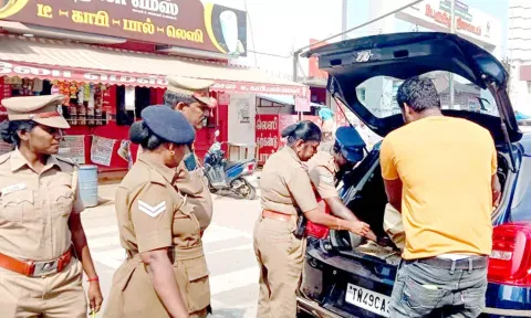 தஞ்சை பழைய பஸ் நிலையம் அருகில் வாகன சோதனையில் ஈடுபட்ட போலீசார்.