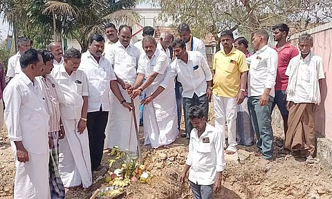 ஏர்ரபையனஹள்ளி ஊராட்சியில், திட்ட பணிகளை தருமபுரி எம்.எல்.ஏ எஸ்.பி வெங்கடேஸ்வரன் அடிக்கல் நாட்டி பணிகளை தொடங்கி வைத்த காட்சி.