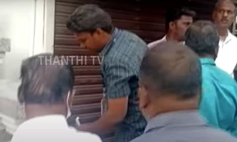 எம்.பி. கே.சி.பழனிசாமியின் கடைகளுக்கு சீல் வைத்து கோவை மாநகராட்சி அதிரடி