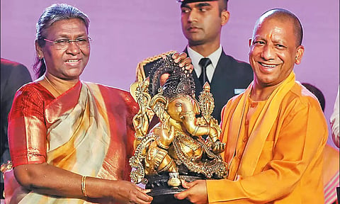 ஜனாதிபதி திரவுபதி முர்முவுக்கு முதல்-மந்திரி யோகி ஆதித்யநாத் நினைவுப்பரிசு வழங்கியபோது எடுத்த படம்.
