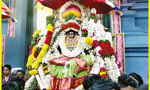 அம்மை நோயில் இருந்து பக்தர்களை காக்கும் கரம்பயம் முத்துமாாியம்மன்