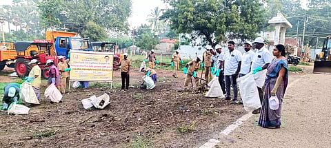 தூய்மை பணி விழிப்புணர்வு முகாம் நடந்த போது எடுத்த படம்.