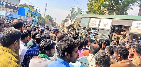 ஆறுமுகநேரியில் நேற்று திடீர் சாலை மறியல் நடந்த போது எடுத்த படம்.