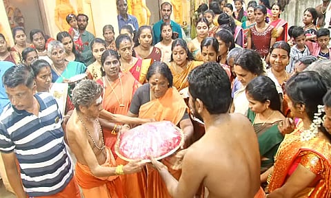 அம்மனுக்கு சீர் கொண்டுவந்த பக்கத்து ஊர் அம்மன் பக்தர்கள்.