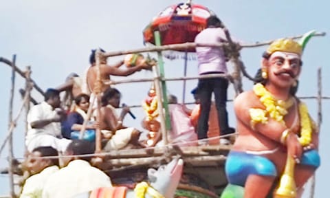 புனிதநீர் ஊற்றி கும்பாபிஷேகம் நடைபெற்றது.