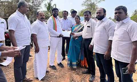 ரெயில்வே மேம்பாலம் பணிகளை விஜய்வசந்த் எம்.பி. ஆய்வு செய்த போது எடுத்த படம்.