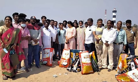 பழவேற்காடு கடற்கரையில் தூய்மை பணி