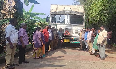 குளச்சல் நகராட்சியிலிருந்து பிளாஸ்டிக் கழிவுகள் குஜராத் சிமெண்ட் ஆலைக்கு அனுப்பி வைத்த காட்சி.
