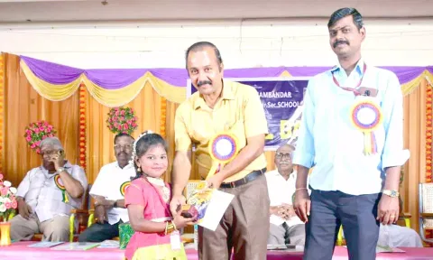 மாணவிக்கு பரிசு வழங்கப்பட்டது.