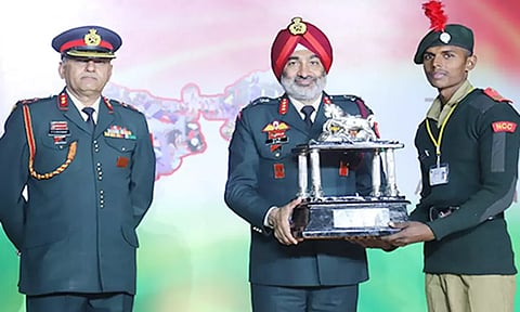 மாணவர் சிவசுப்பிரமணியனுக்கு, அகில இந்திய என்.சி.சி தலைமை அதிகாரி குர்பீர்பால்சிங் பரிசு வழங்கினார்.