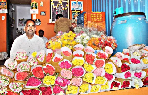 மாட்டுத்தாவணி மலர் சந்தையில் விற்பனைக்கு குவிந்த ரோஜா மலர்கள்.&nbsp;&nbsp;