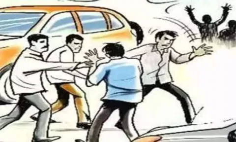 வாலிபரை தாக்கி காரை கடத்திய 4 பேர் கும்பல்