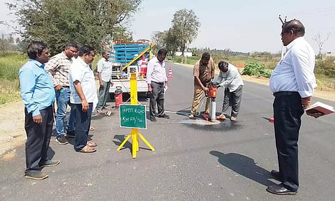 திருப்பத்தூரில் மேம்பாலங்கள், சாலைகளை அதிகாரி ஆய்வு