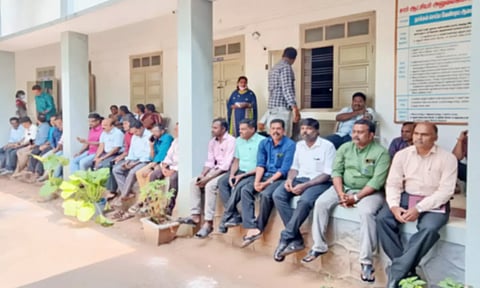 சப்-கலெக்டர் அலுவலகத்தில் முற்றுகை போராட்டம் நடத்திய கிராம நிர்வாக அலுவலர்கள்&nbsp;