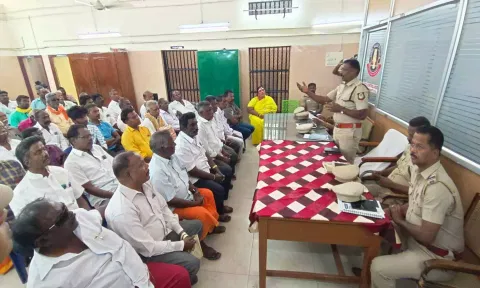 வேலூர் வடக்கு போலீஸ் நிலையத்தில் மயான கொள்ளை திருவிழா அமைதியாக நடத்துவது குறித்து விழா கமிட்டியினரிடம் போலீசார் ஆலோசனை நடத்திய காட்சி.