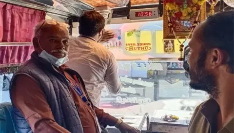 பஸ்சில் விழிப்புணர்வு சுவரொட்டிகள் ஒட்டியபோது எடுத்தபடம்.