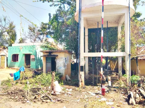 சேதமடைந்த மேல்நிலைத் தொட்டி.
