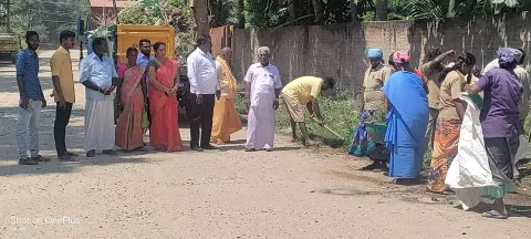 பேரூராட்சி தலைவர் மணிமேகலை ஆனந்த்  தூய்மை பணியினை தொடங்கி வைத்து பார்வையிட்ட காட்சி.