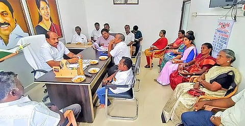 ஊராட்சி ஒன்றிய குழு உறுப்பினர்கள் கூட்டம் சேர்மன் ஜனகர் தலைமையில் நடந்த காட்சி.